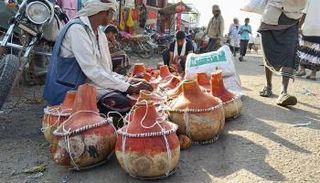 بائع في سوق ريفية اليمن