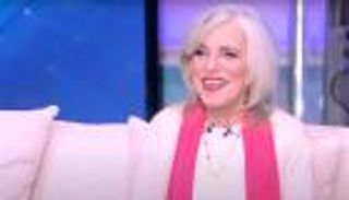 عارفة عبدالرسول تعلق على صورتها بالمايوه: "قالولي يا عجوزة اتلمي" (فيديو)