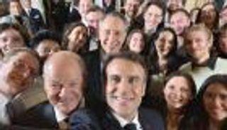 "سيلفي الشراكة".. ماكرون وشولتز "معا لا شيء مستحيل"