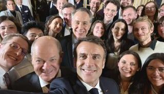 ماكرون وشولتز بين الشباب في الإليزيه