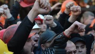 عمال أوكرانيون خلال فعالية احتجاجية سابقة ببلادهم