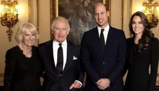 الملك تشارلز برفقة زوجته وابنه ويليام وكيت