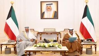 ولي العهد الكويتي يتسلم رسميا استقالة الحكومة خلال استقباله رئيس الوزراء