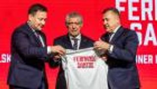 من رونالدو إلى ليفاندوفسكي.. مدرب البرتغال السابق يحاكي أنشيلوتي