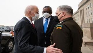 الرئيس جو بايدن ووزير الدفاع لويد أوستن ورئيس الأركان الجنرال مارك ميلي