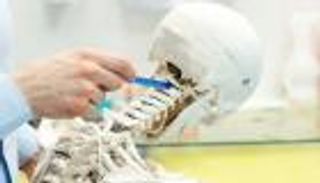 كسر العنق.. الأسباب والأعراض وطرق لعلاج