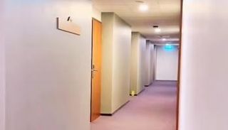 نافذة الغرفة تطل على رواق الطابق