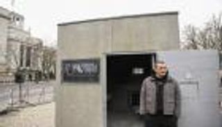 مجسم لزنزانة نافالني يستقبل الزوار أمام سفارة موسكو في برلين