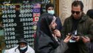 إيران.. حكومة "رئيسي" تتدخل لتحديد الأسعار في سوق الصرف الأجنبي