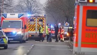 سيارات الإسعاف تنقل المصابين 