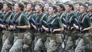 مجندات أوكرانيات خلال تدريب عسكري في كييف 