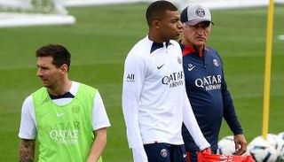 كيليان مبابي وليونيل ميسي مع كريستوف جالتييه