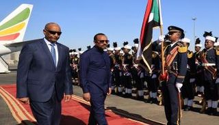 البرهان يستقبل آبي أحمد- الفرنسية