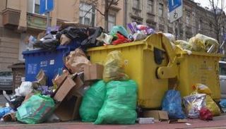 عمال جهاز النظافة المحلي توقفوا عن أداء عملهم