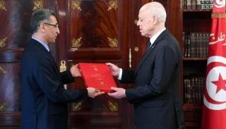 وزير الداخلية التونسي يسلم قيس سعيد تقريرا حول مكافحة التطرف والإرهاب