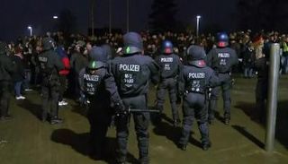 الشرطة تحاول منع تقدم عناصر اليمين المتطرف