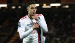 بخطوة إلى الوراء.. موهبة ليون يقترب من منتخب الجزائر