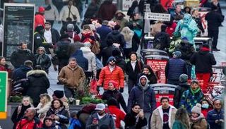 أشخاص يسيرون في تايمز سكوير في مانهاتن - رويترز