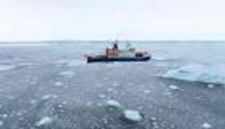 الجليد يغطي مساحات شاسعة من بحر الصين الشمالي