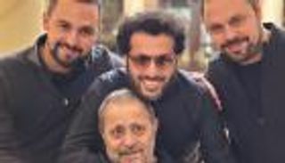 على أنغام "أي دمعة حزن لا".. تركي آل الشيخ يواسي جورج وسوف (فيديو)