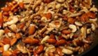 أحدث صيحات الأكل في أوروبا.. بسكويت صراصير ومكرونة ديدان