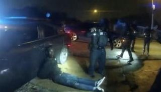 لقطة من كاميرا الشرطة تظهر تايري نيكولز مكبل اليدين