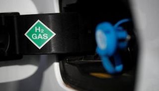 رمز كيميائي على سيارة رينو كانجو تعمل بالهيدروجين - رويترز