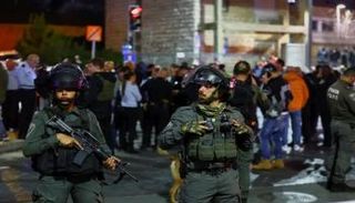 عناصر من قوات الأمن في مكان الهجوم بالقدس