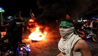 فلسطينيون يحتفلون في مدينة غزة بعد هجوم القدس - فرانس برس