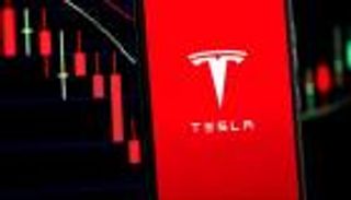 سهم تسلا ينفض غبار 2022.. إغراء المستثمرين بأفضل أداء أسبوعي منذ 2013