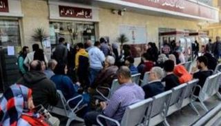 مصريون أمام أحد البنوك - أرشيف