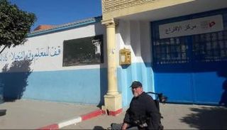 تونسي يدلي بصوته في الانتخابات