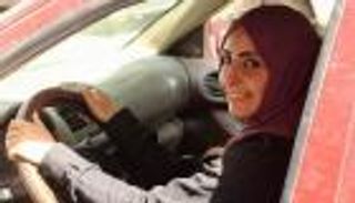 الحوثي يطارد النساء إلى "ورش السيارات".. لا قيادة دون محرم