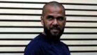 "يثير مخاوف السجناء".. كيف يقضي داني ألفيس يومه خلف القضبان؟