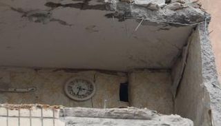 ساعة حائط في منزل أوكراني مدمر