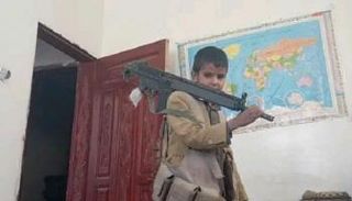 طفل يمني جندته مليشيات الحوثي  للقتال في صفوفها