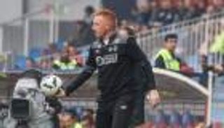 قاهر ميسي ومبابي.. لعبة جعلته مدربا ويتم تغريمه كل مباراة