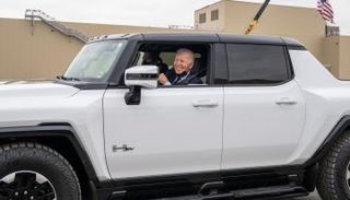 بايدن في السيارة الكهربائية