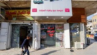 محل صرافة في بغداد - رويترز