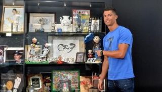 كريستيانو رونالدو مع بعض مقتنياته