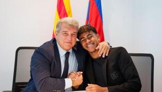 لامين يامال مع رئيس برشلونة 