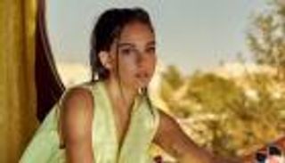 مثيرة وجريئة.. سلمى أبوضيف في عرض أزياء "فالنتينو" بباريس (صور)