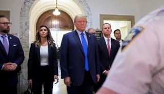 ترامب لدى وصوله إلى المحكمة - رويترز