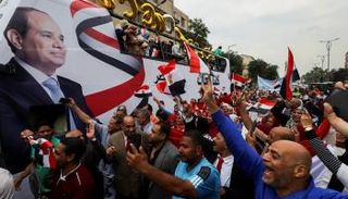 جانب من مظاهرات التأييد للسيسي - رويترز