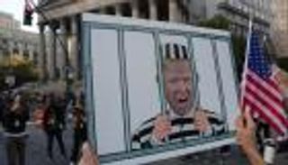 ترامب داخل وخارج المحكمة.. هدوء ما قبل شرارة "ألعابه النارية"