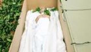 "بروفة الموت".. رجل يرقد في نعشه ويدخل قبره حيا