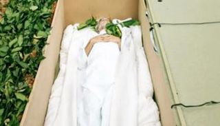 رجل يدفن نفسه حيا في "بروفة للموت"