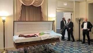 الرجل المحنط قبل دفنه المرتقب