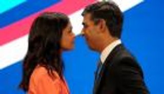 زوجة رئيس وزراء بريطانيا تفاجئه بمؤتمر "المحافظين".. ماذا قالت؟