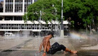 محاولة للهرب من حرارة الجو